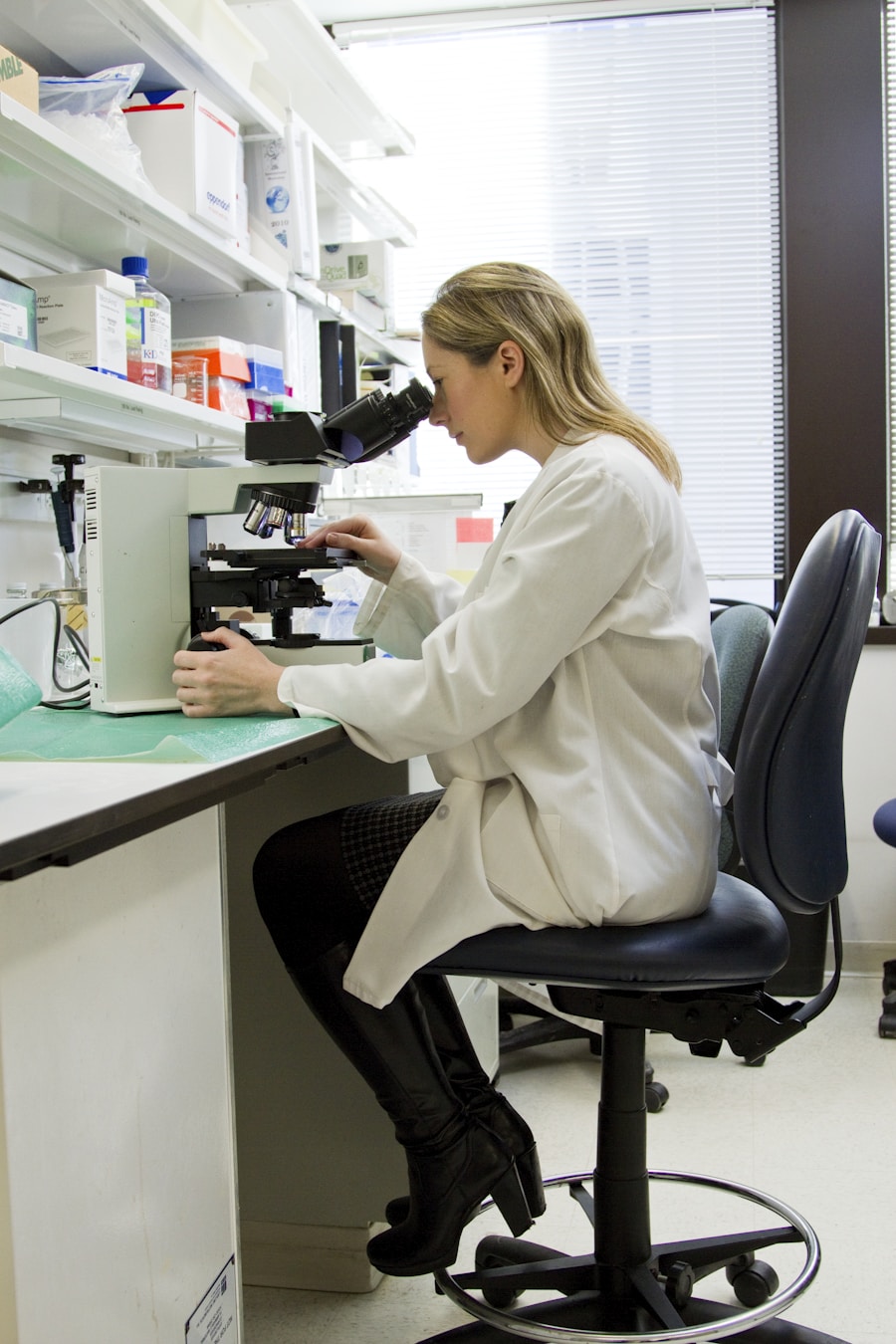 Microscope et équipement d'analyse